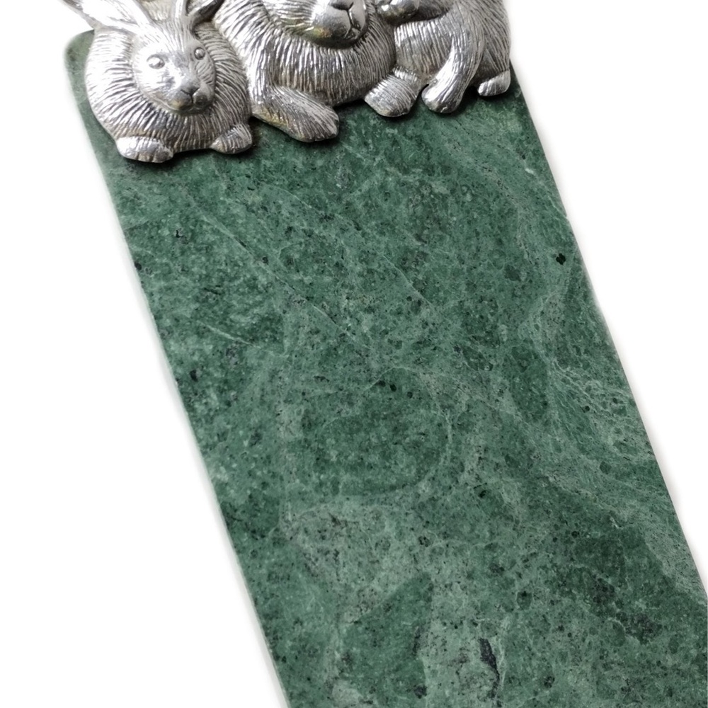 ARTHUR COURT GREEN MARBLE CHEESEBOARD WITH PEWTER BUNNY DETAIL